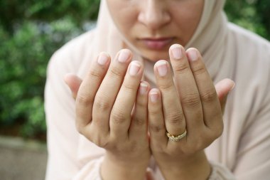 Ramazan 'da dua eden müslüman kadınlara yaklaş. .