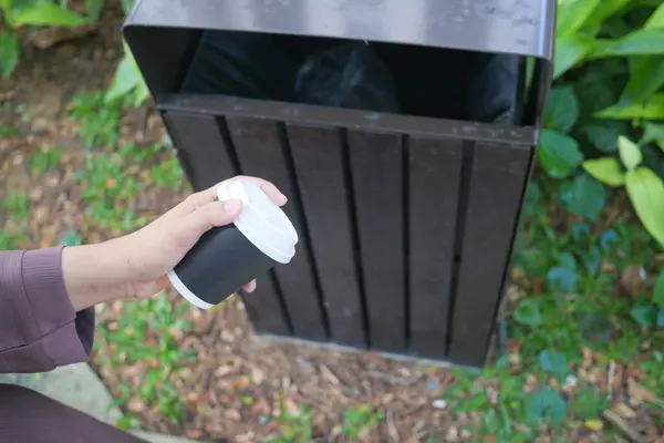 Women Hand Throwing Empty Coffee Paper Cup Garbage Trash Bin — Fotografia de Stock