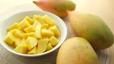  Sarı olgun kesim mango bir kase içinde tepeden aşağı.