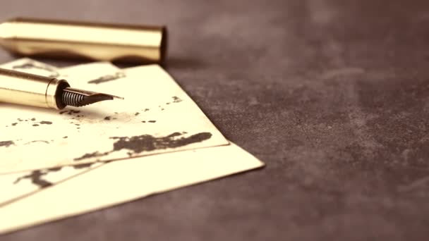 桌上的旧空白纸和钢笔 — 图库视频影像