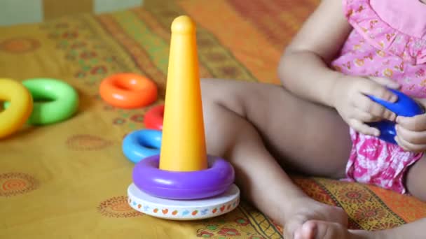 在床上玩婴儿玩具的儿童 儿童发展概念 — 图库视频影像
