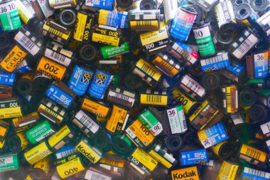 Bir sürü eski 35 mm film rulosu..