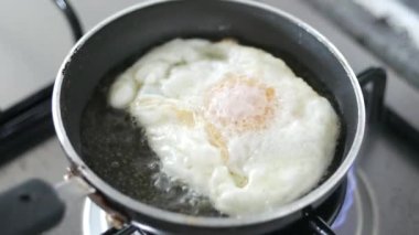 Tavada yumurta var. Yakın plan.