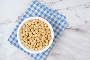 Endonezya fıstıkları bir kasede masanın üstünde. 