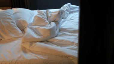 Sabahın köründe dağınık yatak, uyandıktan sonra dağınık yatak. .