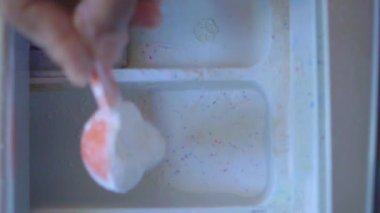 Plastik tepsiye çamaşır tozu dökülüyor. .