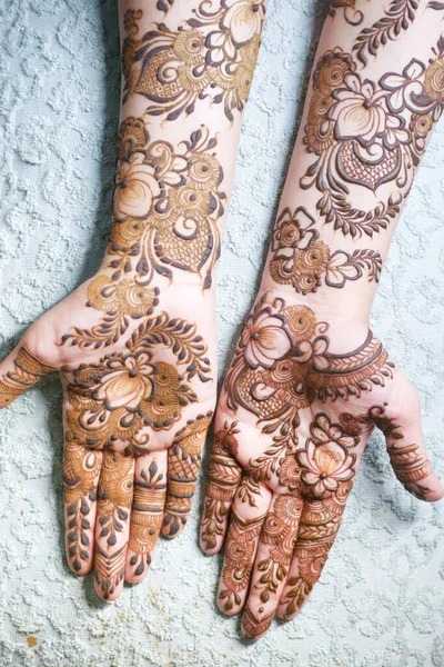 Mulheres Aplicando Henna Mão — Fotografia de Stock