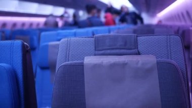 mor renkli. Boş yolcu koltukları kabinde.,