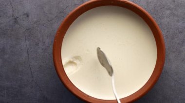 Kaşık manzaralı taze yoğurt seç. .