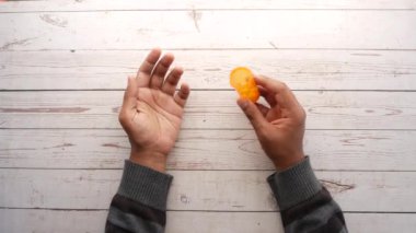 Konteynırdan dökülen haplarla adamın eli. .