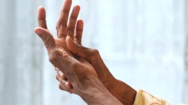 Evde acı çeken yaşlı bir kadın. ,