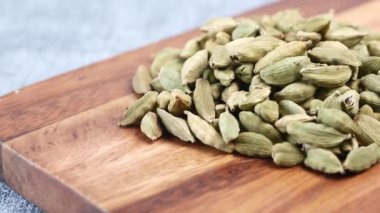 Kakule 'nin kapağını masadaki kaşıkta kapat. .