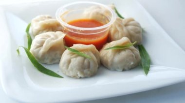 Tavuklu momo hamur köftesini tabağa koy. .