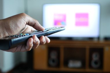 Uzaktan kumandayı tutan adama yaklaş