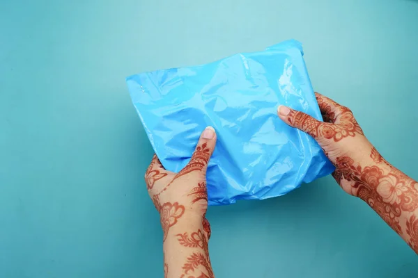 Elinde Mavi Renkli Kağıt Bir Zarf Tutan Kadınlar — Stok fotoğraf