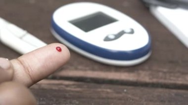 Delikanlılar evlerinde glikoz seviyesini elle ölçerler..