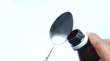 Kaşığın üstüne sıvı ilaç dök. ,