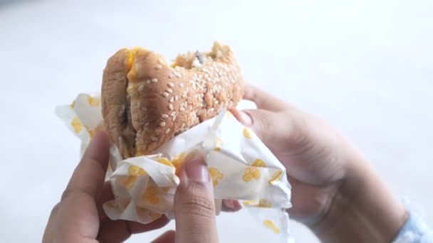 Women Hand Holding Beef Burger Top View — Vídeo de Stock