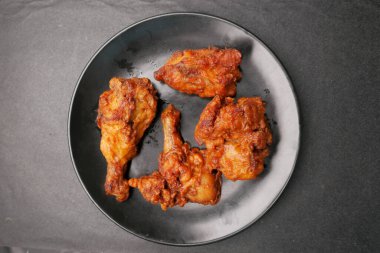  Siyah arka planda kızarmış tavuk filetosu. .