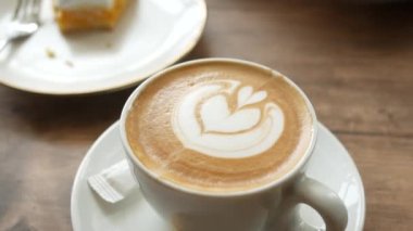 Kafenin tepesinde çiçek desenli geç kalmış bir fincan kahve. .