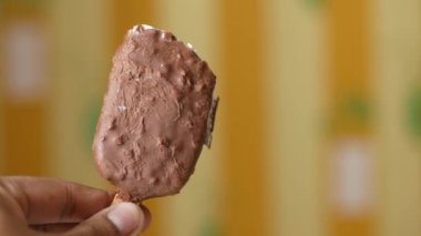 Kadınlar ellerinde çikolatalı dondurma tutuyorlar.