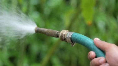  Bahçedeki fidanları sulamak..