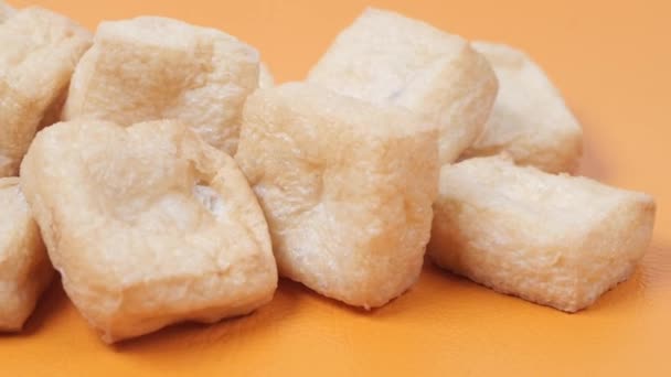 Tofu Frito Sobre Fondo Naranja Cerca — Vídeos de Stock