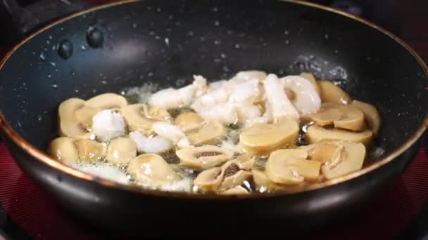 Cozinhar Cogumelo Uma Panela Cozinha — Vídeo de Stock