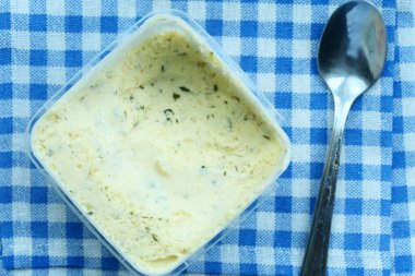 Masadaki konteynırda taze sarımsak .