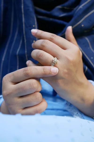 Perto Mãos Mulheres Com Anel Casamento — Fotografia de Stock