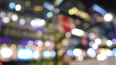 Singapur şehir binalarının geceleri bulanık manzarası ,