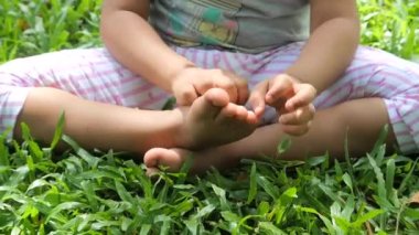  Kaşınan deriden muzdarip kız çocuğu, yakından bak...