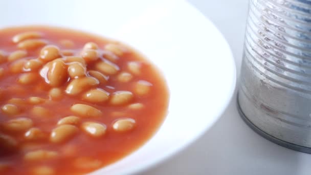 Smakrika Bakade Bönor Och Bröd Tallrik Bordet — Stockvideo