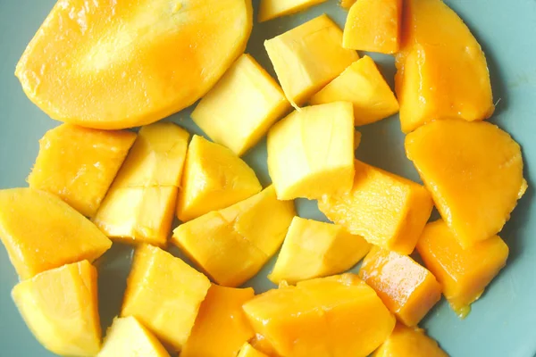 Gele Rijpe Gesneden Mango Een Kom Naar Beneden — Stockfoto