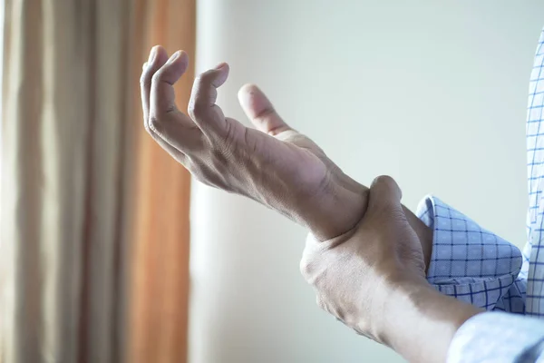 Mann Erleidet Schmerzen Der Hand Aus Nächster Nähe — Stockfoto