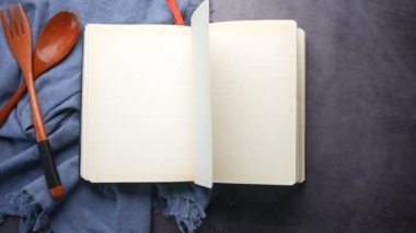 Masa örtüsünün üzerinde tahta kaşık ve not defterini aç ,