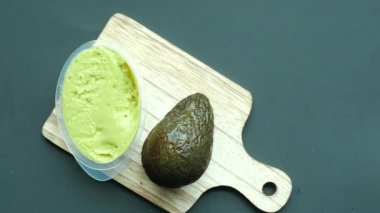 Avokado üst görünümü doğrama tahtasına yayılmış .
