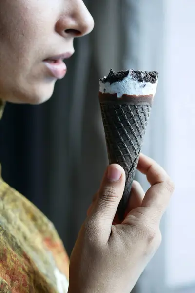 Young Women Eating Chocolate Flavor Ice Cream — Stock Photo, Image