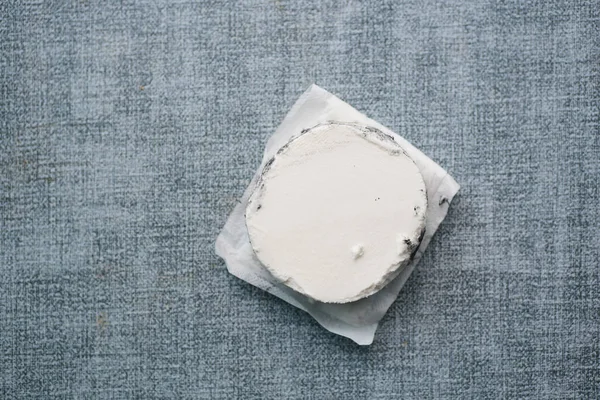Tahta Arka Planda Taze Keçi Peyniri Manzarası — Stok fotoğraf