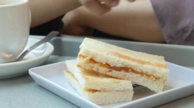 Kaya tostu ve masada bir fincan çay. ,