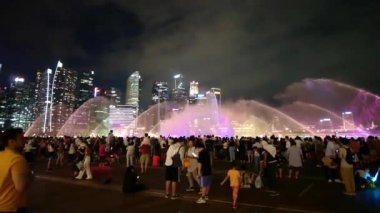 Singapur yat limanı, 23 Haziran 2022, insanlar yat limanı barında ışık parkurunun keyfini çıkarıyorlar. .