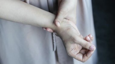 Rahatlamak için bileğini sallayan genç kadınlar. .
