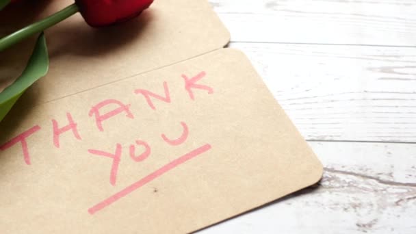 谢谢你的留言和木制桌子上的信封 — 图库视频影像