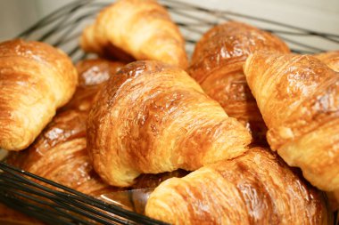 Kutuda bir sürü taze kruvasan var. ,