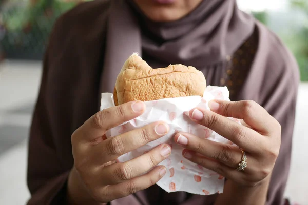 Women Hand Holding Beef Burger Top View — Fotografia de Stock