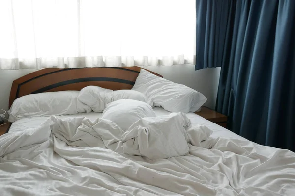 Βρώμικο Κρεβάτι Νωρίς Πρωί Βρώμικο Κρεβάτι Μετά Ξύπνημα — Φωτογραφία Αρχείου