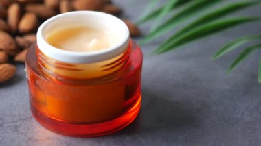 Siyah arka planda badem güzellik kremini kapat ,