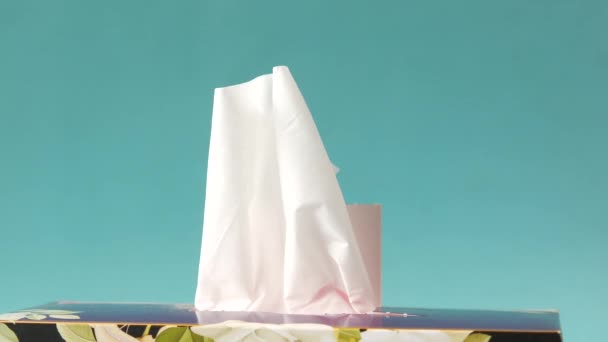 Tangan Mengeluarkan Sepotong Tisu Dari Kotak Kertas Tisu — Stok Video
