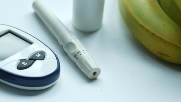 Close Ferramentas Medição Diabéticos Pílulas Fundo Branco — Vídeo de Stock