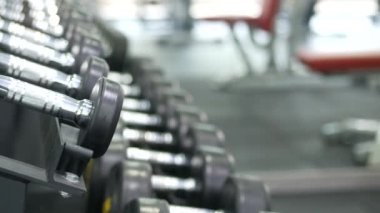 Spor salonundaki dambıllar..